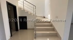 Venta de Casa con 414m2 en San Carlos PH Vista Mar 25-7611SR