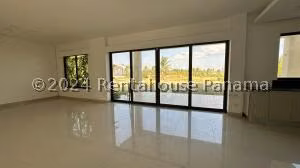 Venta de Casa con 414m2 en San Carlos PH Vista Mar 25-7611SR