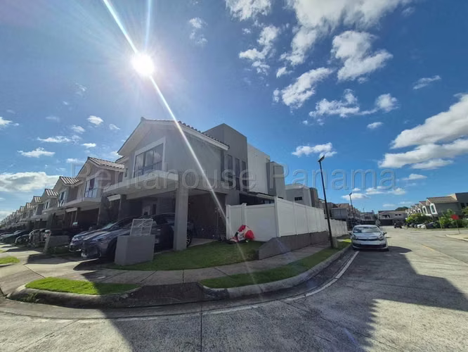 House for sale in Brisas Del Golf OF26-4450