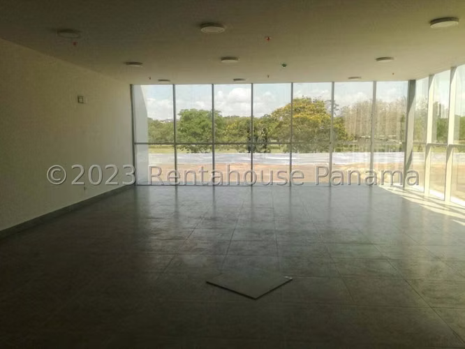 Galera en Venta en Parque Lefevre JG