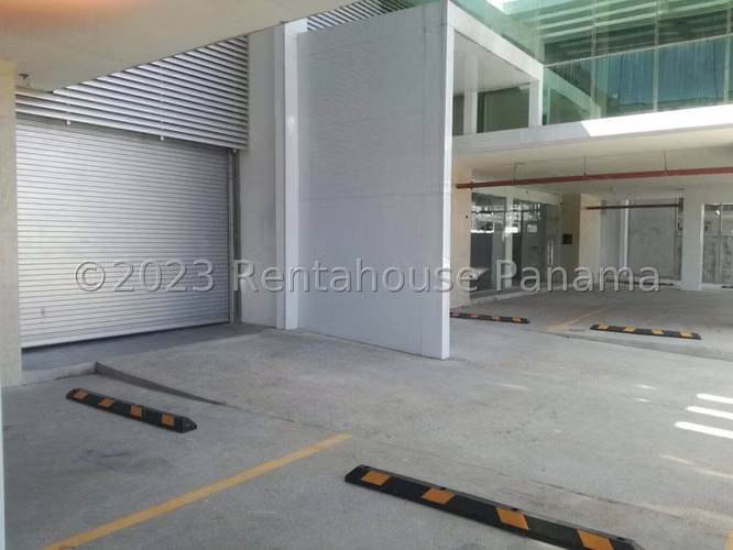 Galera en Venta en Parque Lefevre JG