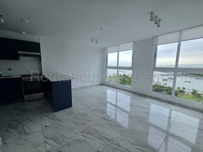 Apartamento en Alquiler en Avenida Balboa  JG