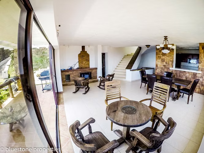Altos del Maria - Casa de Campo - 3,915mts2 de terreno - 400,000