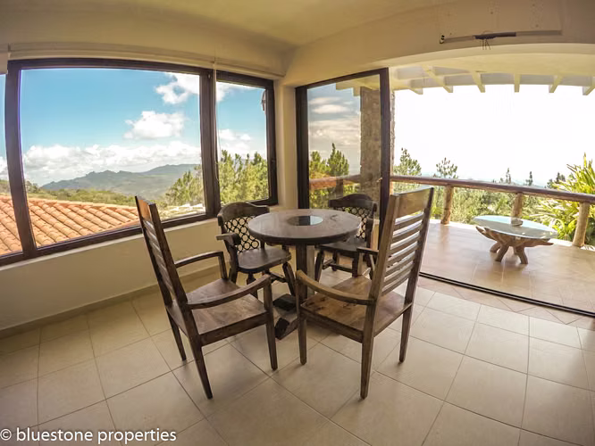 Altos del Maria - Casa de Campo - 3,915mts2 de terreno - 400,000