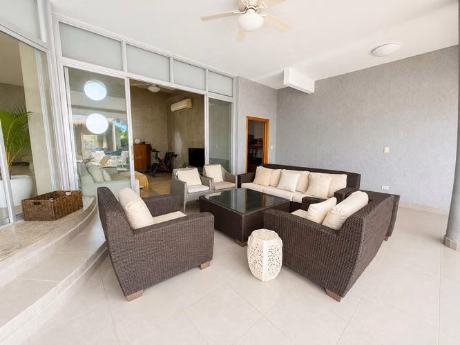 VENTA DE CASA MODERNA DE DOS NIVELES EN CORONADO, CHAME