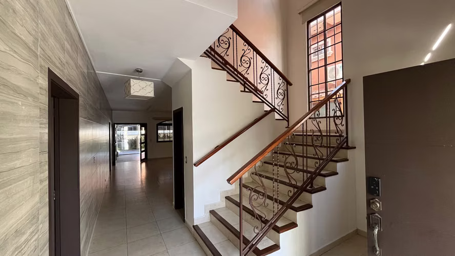 Venta de casa de 2 niveles en El Doral, Costa Sur