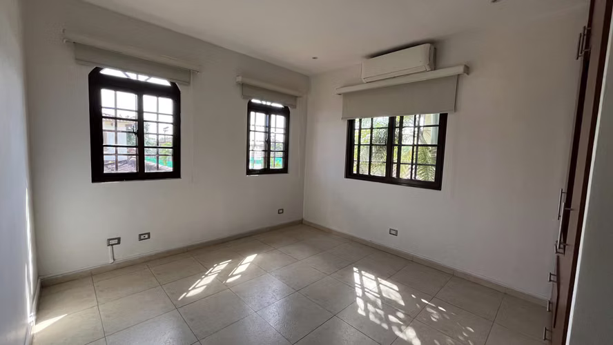 Venta de casa de 2 niveles en El Doral, Costa Sur