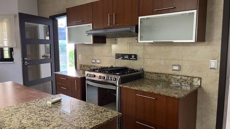 Venta de casa de 2 niveles en El Doral, Costa Sur