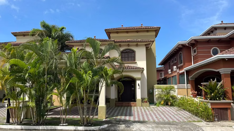 Venta de casa de 2 niveles en El Doral, Costa Sur