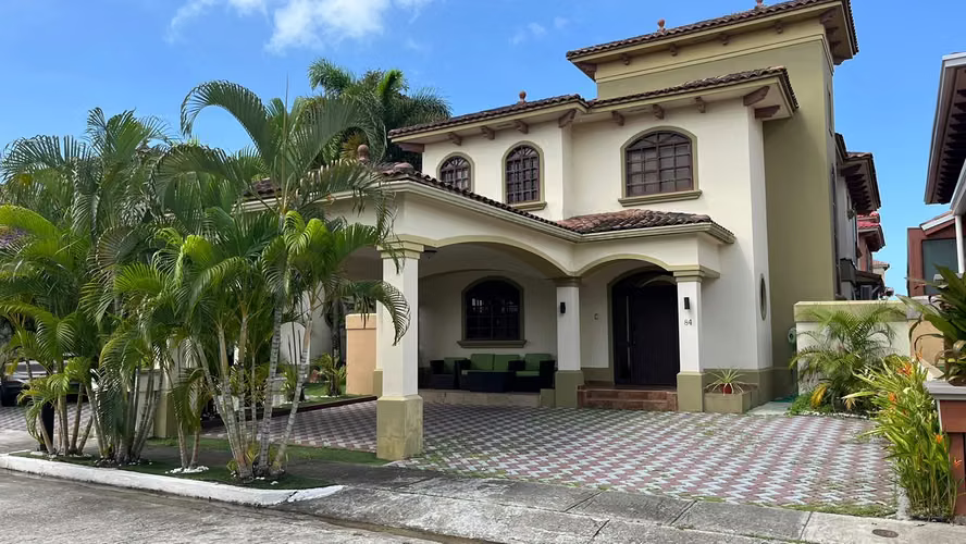 Venta de casa de 2 niveles en El Doral, Costa Sur