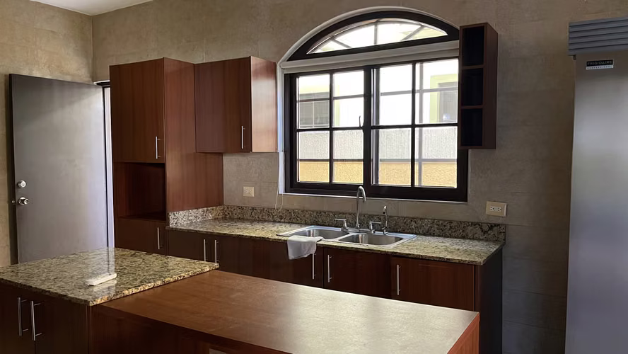 Venta de casa de 2 niveles en El Doral, Costa Sur