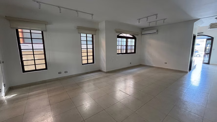 Venta de casa de 2 niveles en El Doral, Costa Sur
