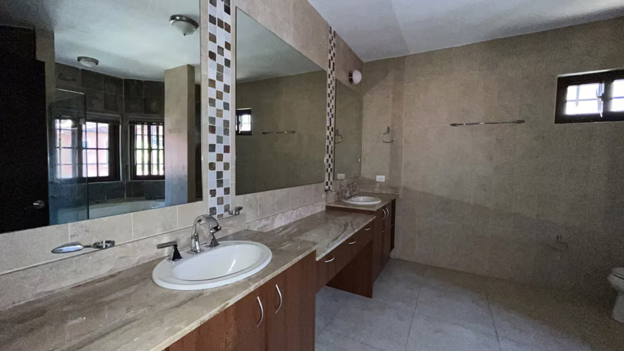 Venta de casa de 2 niveles en El Doral, Costa Sur