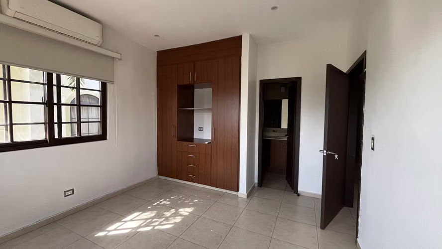 Venta de casa de 2 niveles en El Doral, Costa Sur