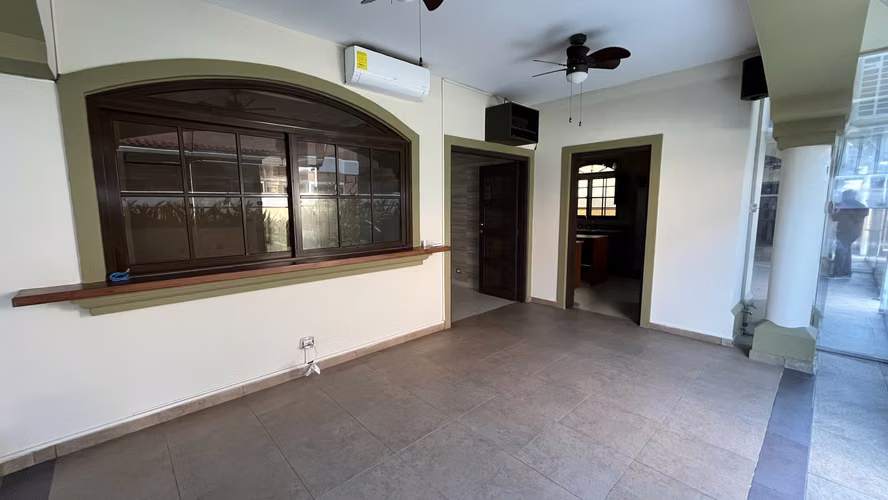 Venta de casa de 2 niveles en El Doral, Costa Sur