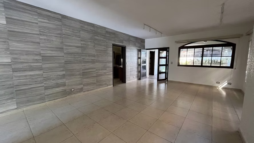 Venta de casa de 2 niveles en El Doral, Costa Sur