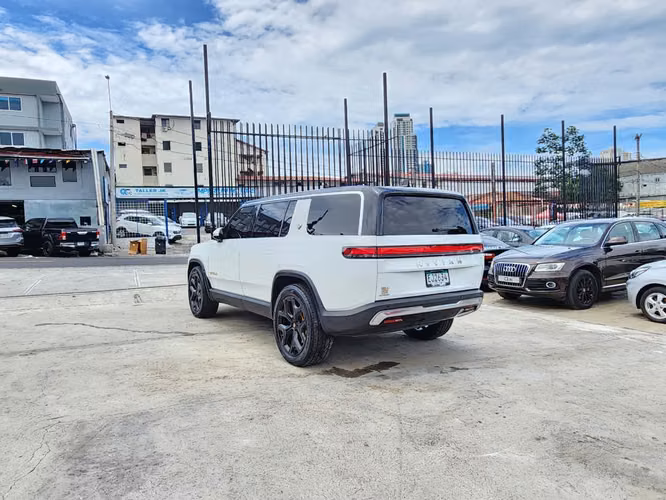 Rivian R1S 2023