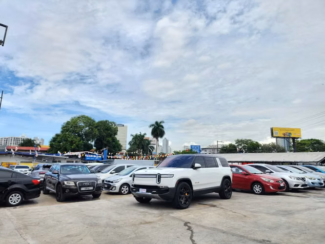 Rivian R1S 2023