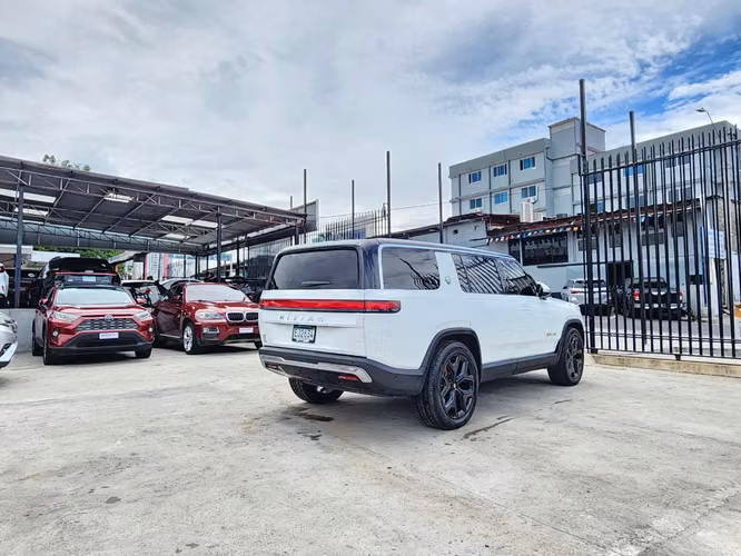 Rivian R1S 2023
