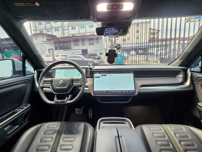 Rivian R1S 2023