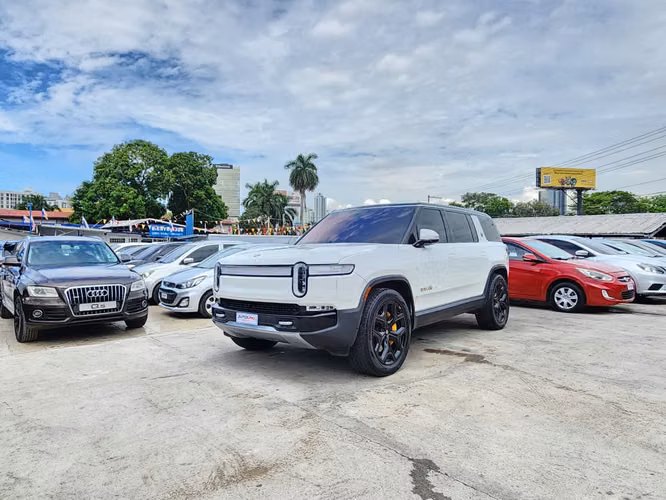 Rivian R1S 2023