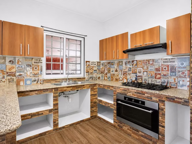 Casa De 3 Dormitorios + Apartamento Independiente En Venta Cerca De Playa El Estero, Las Tablas
