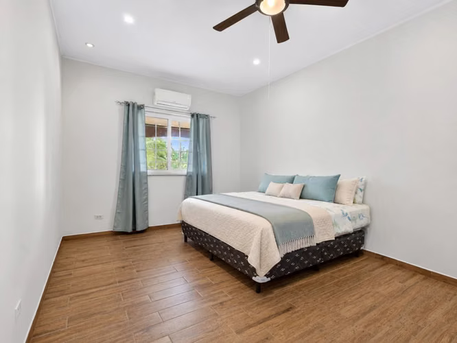 Casa De 3 Dormitorios + Apartamento Independiente En Venta Cerca De Playa El Estero, Las Tablas