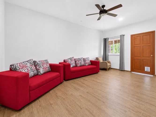 Casa De 3 Dormitorios + Apartamento Independiente En Venta Cerca De Playa El Estero, Las Tablas