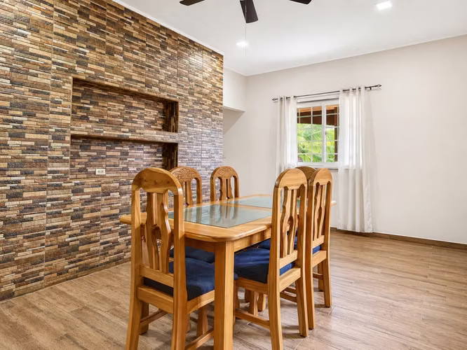 Casa De 3 Dormitorios + Apartamento Independiente En Venta Cerca De Playa El Estero, Las Tablas
