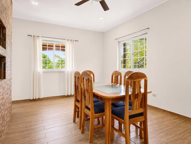 Casa De 3 Dormitorios + Apartamento Independiente En Venta Cerca De Playa El Estero, Las Tablas