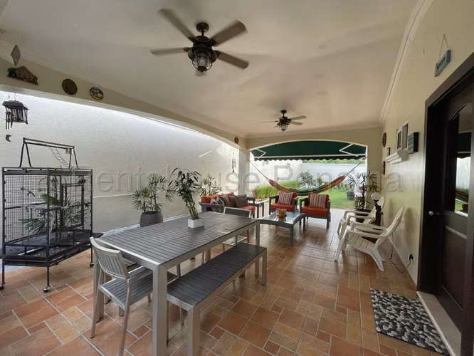 Venta de Hermosa Casa en Ancon 26*6382Mfk