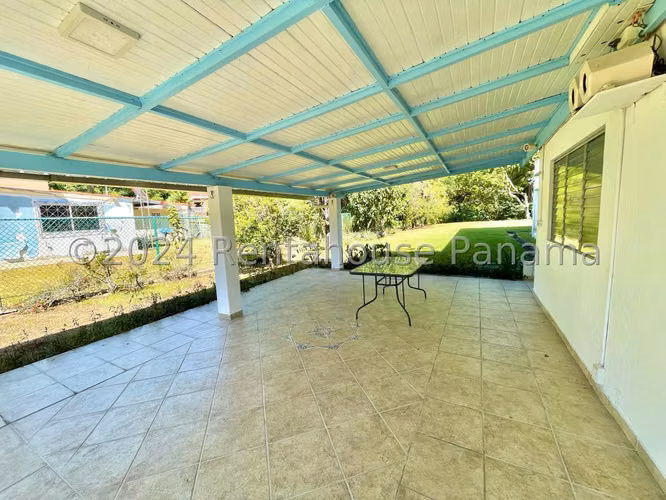 Venta de Casa con Amplio Jardin en Corozal 26*8511Mfk
