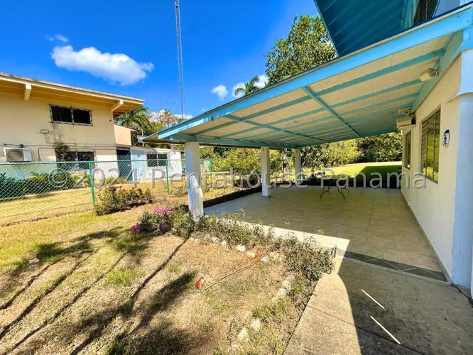 Venta de Casa con Amplio Jardin en Corozal 26*8511Mfk