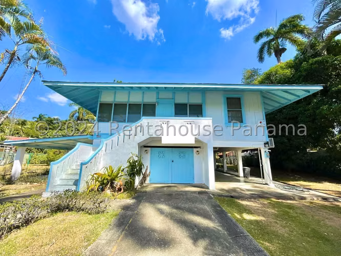 House for sale with large garden in Corozal 26*8511Mfk