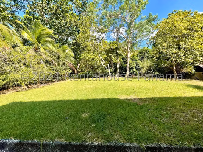 Venta de Casa con Amplio Jardin en Corozal 26*8511Mfk