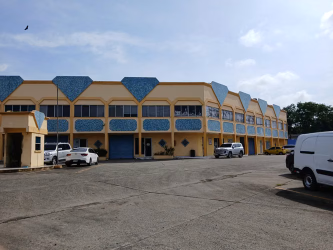 ALQUILO GALERA EN VIA TOCUMEN DR