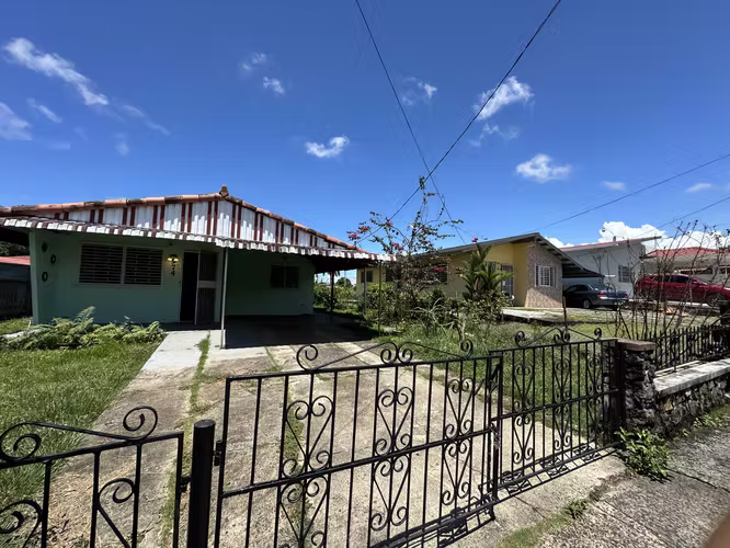 Se Vende Casa con Patio en Betania 