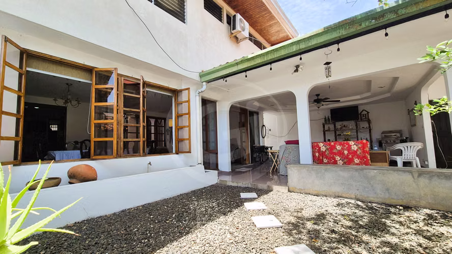 Venta Casa La Alameda, terraza, ático, excelente ubicación. Precio Oportunidad. - Imagen 1