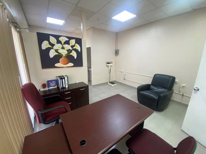 Local comercial en venta en PH Centro Médico Cuatro Altos, Colón| Ideal para clínica.