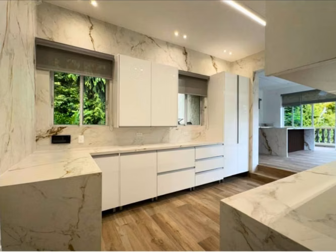 VENTA DE CASA CON PISCINA EN ALTOS DEL GOLF (13)