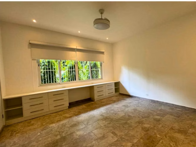 VENTA DE CASA CON PISCINA EN ALTOS DEL GOLF (13)