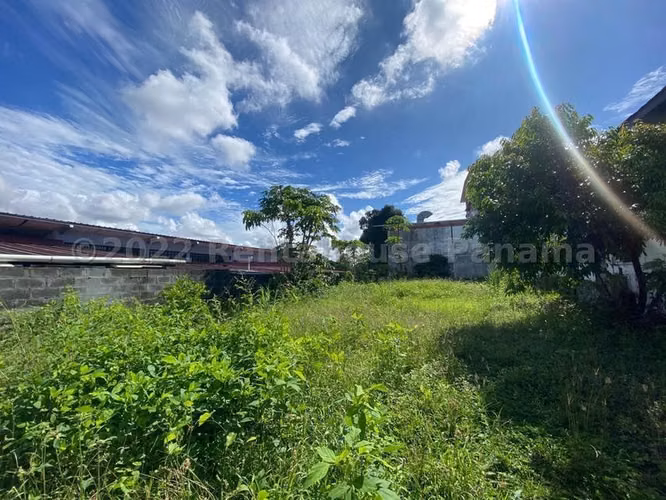 Terreno en Venta en Parque Lefevre JG