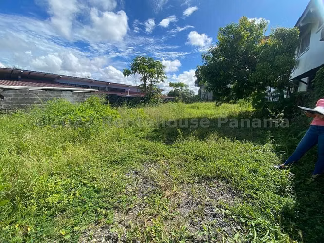Terreno en Venta en Parque Lefevre JG