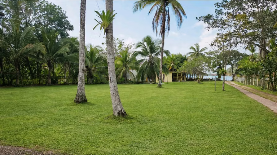 Se Vende NEGOCIABLE ISLA PRIVADA TITULADA  PORTOBELO+ TERRENO FRENTE AL MAR | - Imagen 1