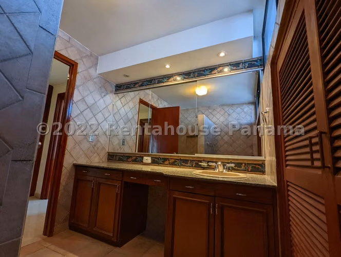 Vendo Apartamento de 237 m² en PH Don Camilo, Obarrio 25-1111GG