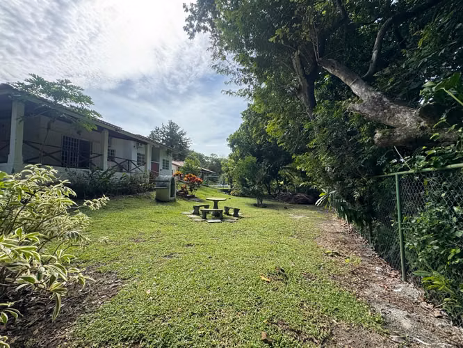 Venta de Casa en Las Lajas con Amplia Terraza y Terreno Cercado