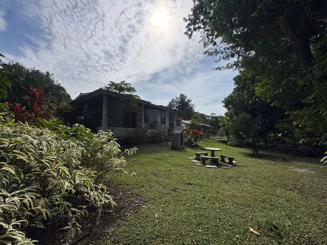 Venta de Casa en Las Lajas con Amplia Terraza y Terreno Cercado