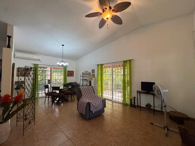 Venta de Casa en Las Lajas con Amplia Terraza y Terreno Cercado