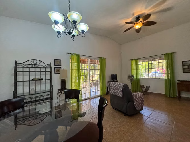 Venta de Casa en Las Lajas con Amplia Terraza y Terreno Cercado