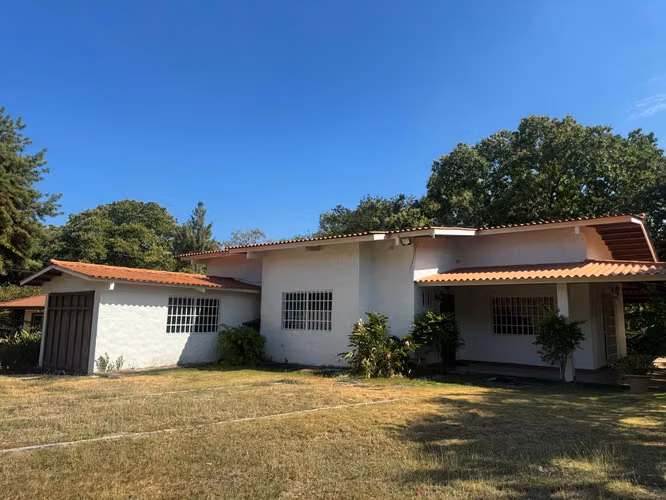 Venta de Casa en Las Lajas con Amplia Terraza y Terreno Cercado
